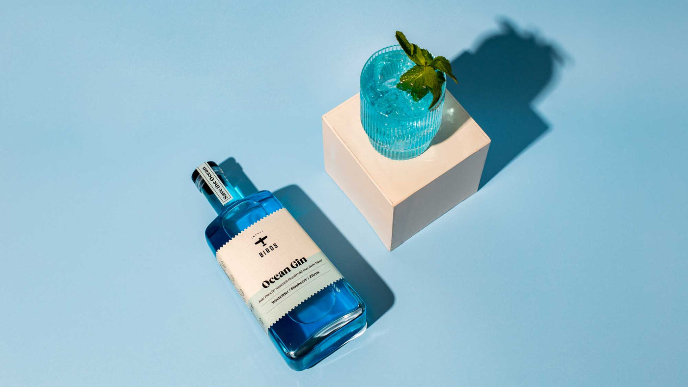 Unser blauer Ocean Gin sammlet Plastik aus dem Ozean zusammen mit Plastic Free Planet und eignet sich perfekt für einen erfrischenden, blauen Drink. 