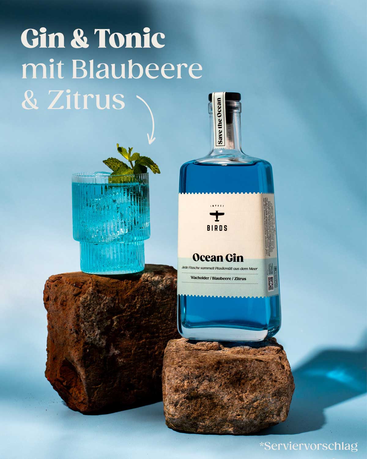 Der BIRDS Ocean Gin, gekennzeichnet durch seine blaue Farbe, steht neben einem Gin Tonic in ozeanblauer Farbe, verfeinert mit den Aromen von Blaubeere und Zitrus. Dieser erfrischende Aperitif bietet nicht nur einen perfekten Genuss, sondern trägt auch einen wertvollen Beitrag zum Schutz der Meere bei.