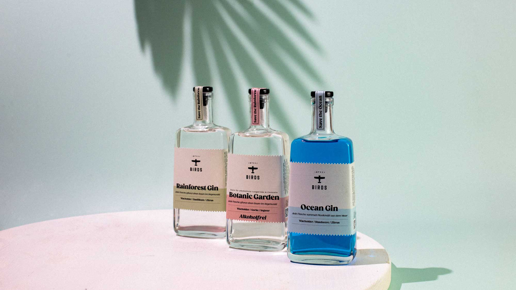 Unsere Produkte im Re-Design und in klarer Glasflasche: Ocean Gin, Rainforest Gin und Botanic Garden. Alle unterstützen nachhaltige und soziale Projekte. 