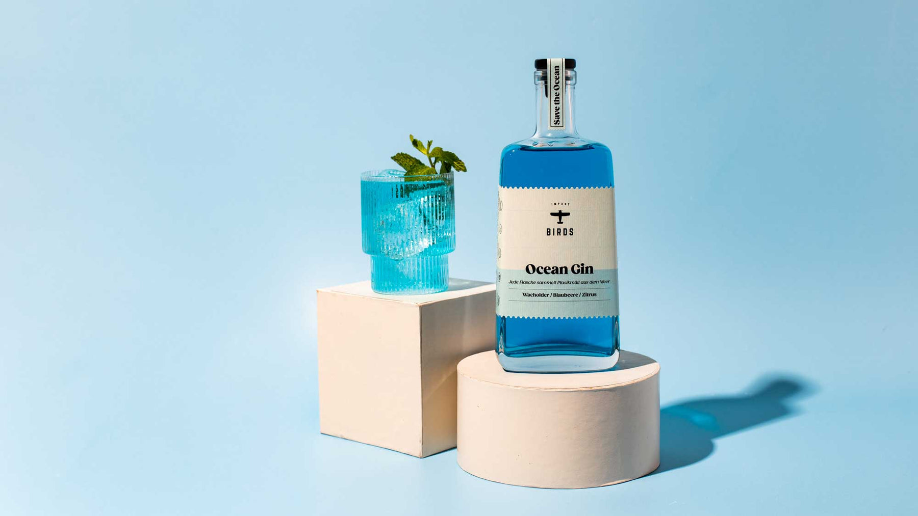 Unser Ocean Gin  im neuen Design erstrahlt durch die durchsichtige Flasche in einem strahlenden Blau, was ihn zum perfekten Gin für einen ozeanblauen Gin Tonic macht.