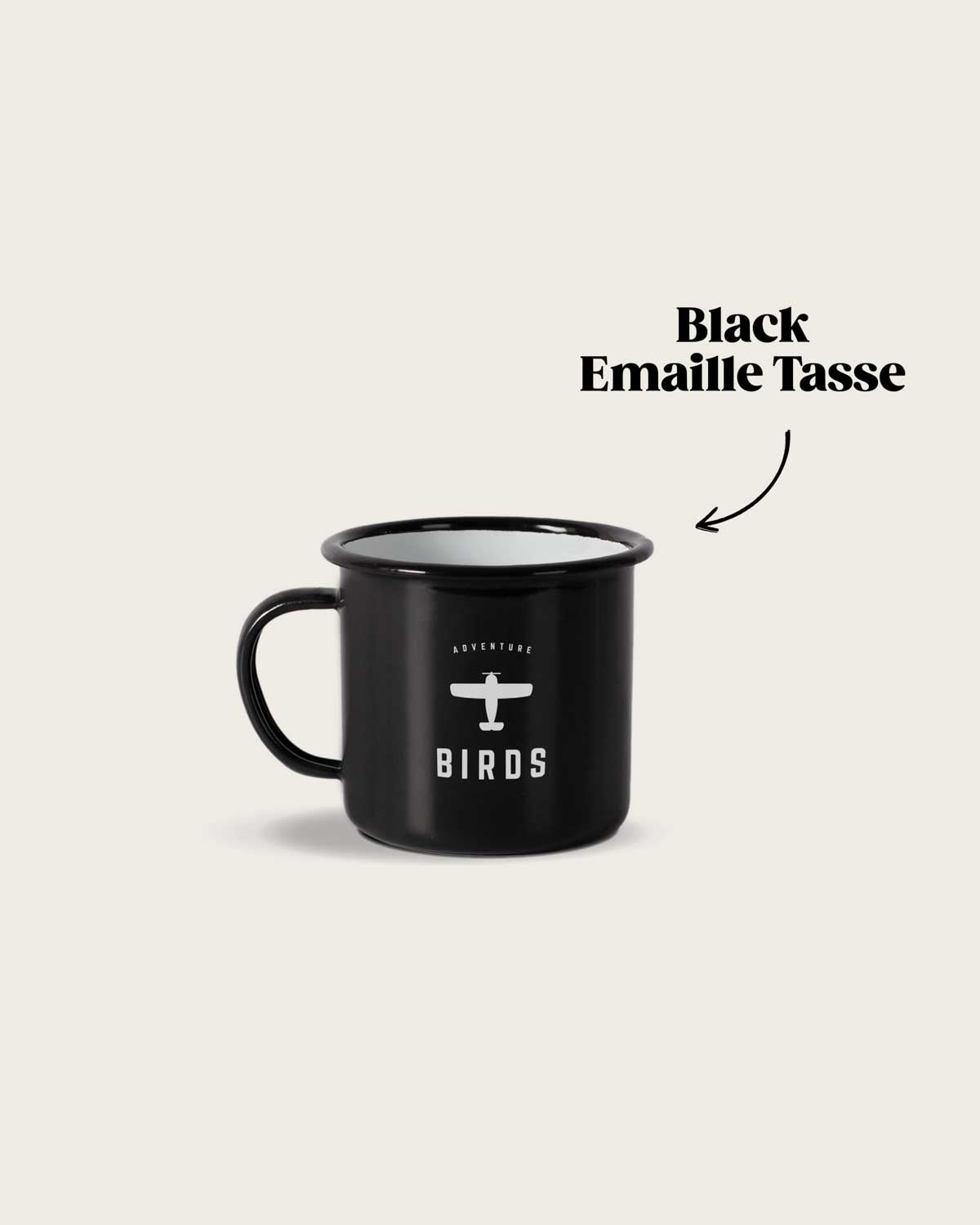 Die hochwertige Black Camping Tasse von BIRDS. Die Tasse hat ein schlichtes, stilvolles Design. In weißer Farbe ist das minimalistische BIRDS Logo zu sehen. 