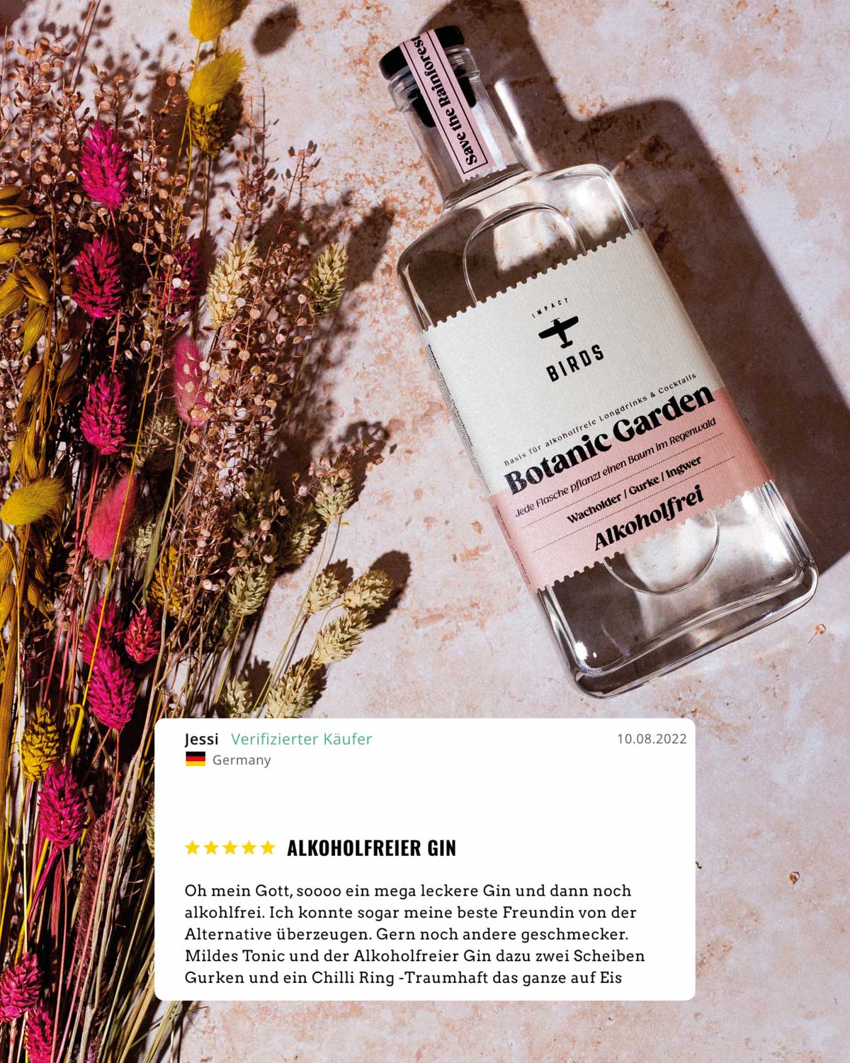 Der Botanic Garden, unser alkoholfreier Gin, erhält eine hervorragende Bewertung von fünf Sternen. Ein verifizierter Käufer schwärmt begeistert: "Ich bin absolut begeistert von diesem Gin, er schmeckt einfach fantastisch. Das Beste daran ist, dass er alkoholfrei ist."