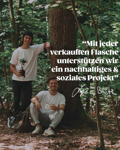 Lupo und Basti im Wald. Lupo hält eine BIRDS Tasse in der Hand und Basti einen kleinen Baum der bereit ist eingepflanzt zu werden. Darüber ein Zitat der beiden Gründer: "Mit jeder verkauften Flasche unterstützen wir ein nachhaltiges & soziales Projekt."  