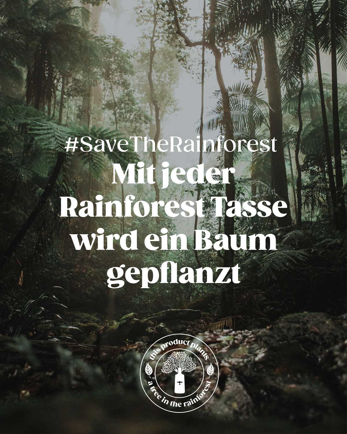 Im Hintergrund befindet sich der wunderschöne Regenwald. Im Vordergrund steht unsere Mission : #SaveTheRainforest und "Mit jeder Rainforest Tasse wird ein Baum gepflanzt".  