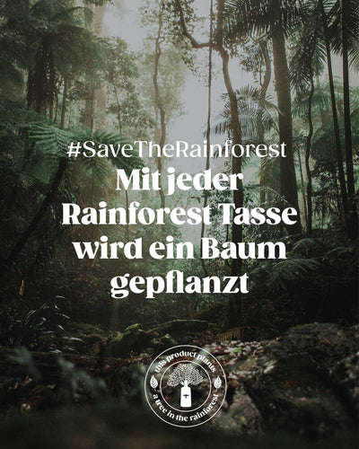 Im Hintergrund befindet sich der wunderschöne Regenwald. Im Vordergrund steht unsere Mission : #SaveTheRainforest und "Mit jeder Rainforest Tasse wird ein Baum gepflanzt".  