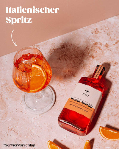 Unser Serviervorschlag, der Italian Aperitif Alkoholfrei neben dem Drink Italian Spritz und Orangen als Garnitur. 