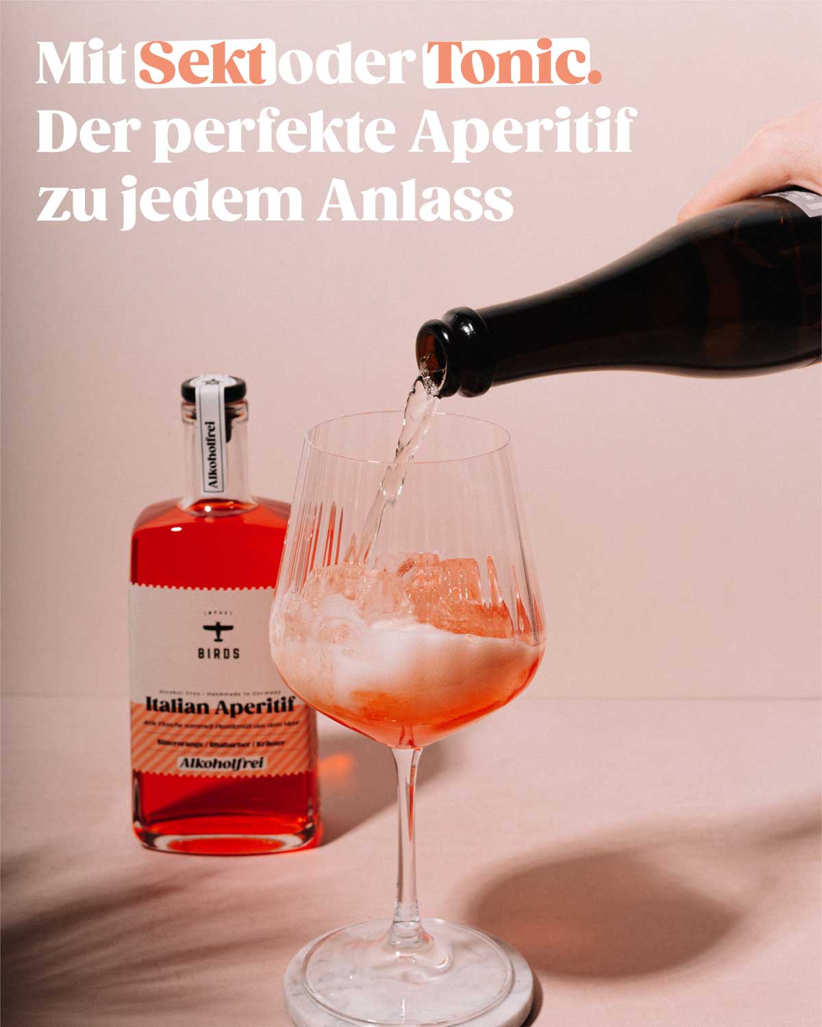 Unser Italian Aperitif Alkoholfrei mit Sekt oder Tonic macht ihn zum perfekten  Drink für jeden Anlass. 