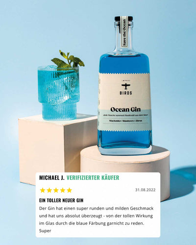 Unser Ocean Gin von BIRDS mit einer fünf Sterne Bewertung. Ein verifizierter Käufer schreibt: "Ein toller neuer Gin - Der Gin hat einen super runden und milden Geschmack und hat uns absolut überzeugt - von der tollen Wirkung im Glas durch die blaue Färbung garnicht zu reden. Super."
