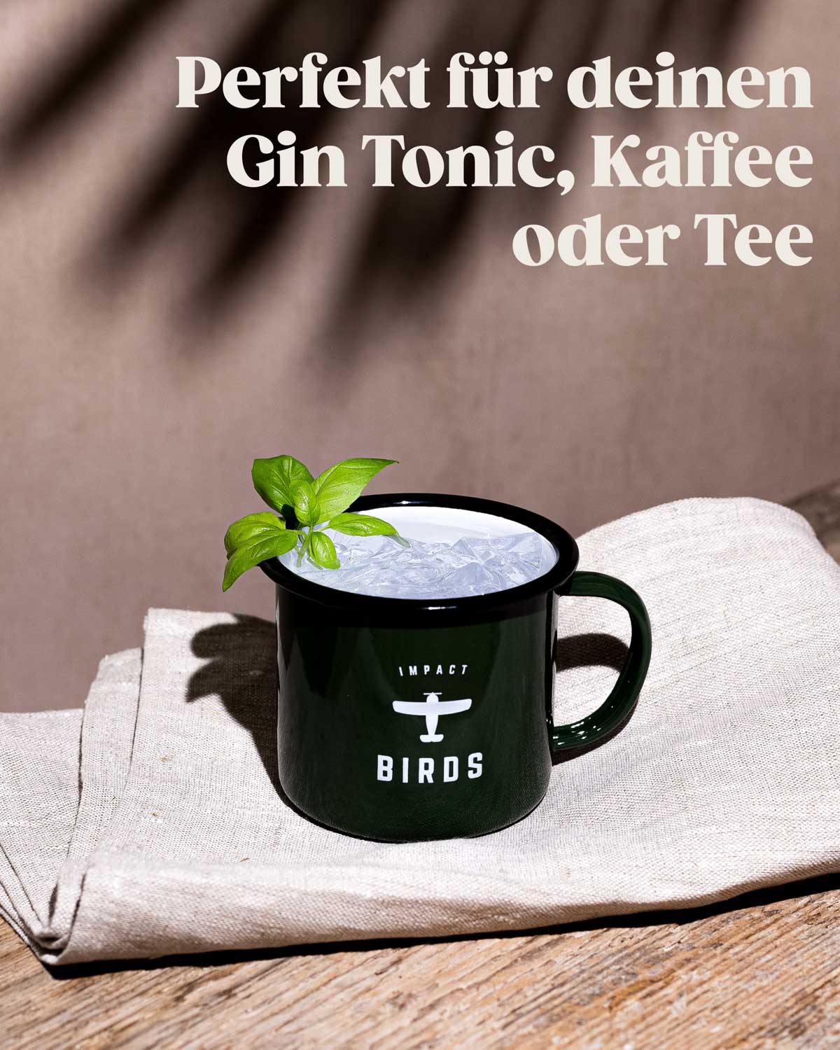 Unsere BIRDS Rainforest Festival Tasse mit einem leckerem Gin Tonic. Die hochwertige Tasse eignet sich darüber hinaus auch hervorragend für Kaffee oder Tee. 