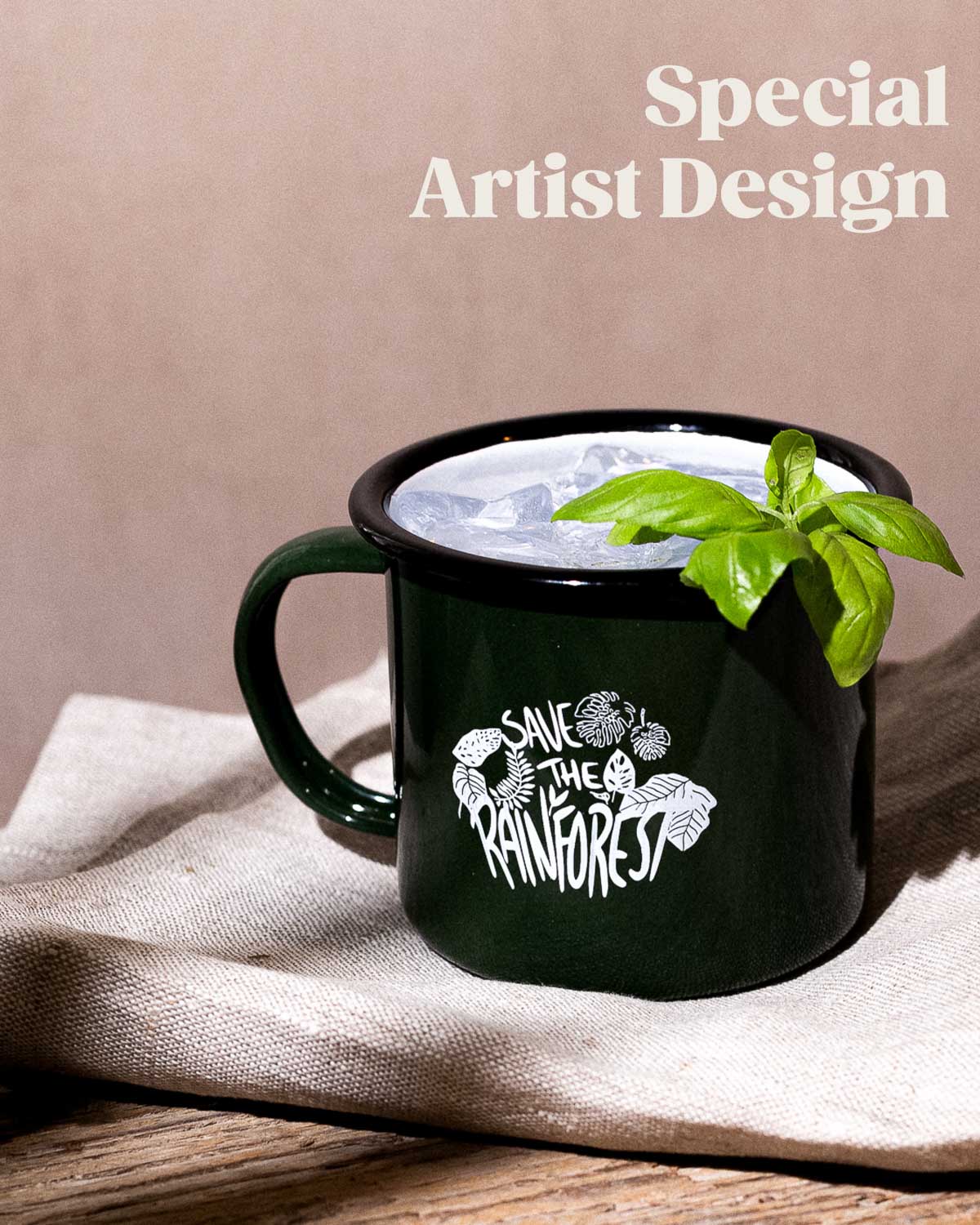 Die dunkelgrüne Rainforest Tasse von BIRDS mit Special Artist Design. Der weiße Schriftzug "Save the Rainforest" wird umgeben von verschieden Blättern. 