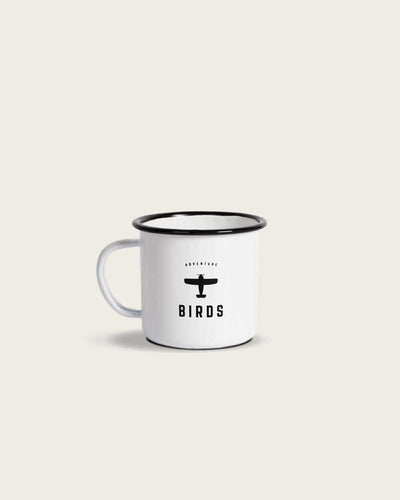 Die weiße minimalistisch Camping Tasse mit dem BIRDS Logo, der perfekte Begleiter für leckere Drinks, Cocktails oder Gin Tonics mit BIRDS Aperitif. 