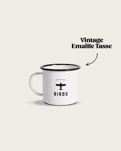 Die BIRDS Camping Tasse präsentiert sich in einem minimalistischen Stil mit einem weißen Design und dem coolem BIRDS Logo. Sie ist der perfekte Gefährte für genussvolle Momente, sei es mit erfrischenden Drinks, Cocktails oder einem erlesenen Gin Tonic mit dem BIRDS Aperitif.