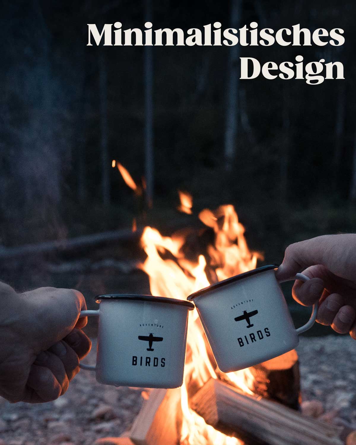 Zwei BIRDS Tassen werden vor einem flackernden Lagerfeuer zueinander erhoben. Das minimalistische Design der Tassen besticht durch den faszinierenden Kontrast von Schwarz und Weiß sowie das schlichte Logo, was ihnen eine  zugleich moderne Ausstrahlung verleiht.