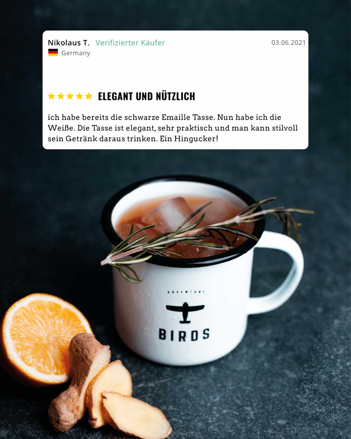 Eine BIRDS Tasse mit einem leckerem Cocktail, daneben liegt eine Orange und Ingwer, darüber steht eine verifizierte Kundenbewertung. Der Käufer beschreibt die Tasse als elegant und nützlich.